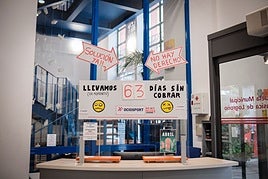 Cartel de los trabajadores de Ocio Sport en La Gota de Leche contabilizando las jornadas sin cobrar, este viernes 4 de abril.