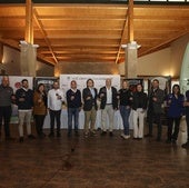 Los representantes de las seis bodegas, con el resto de patrocinadores y miembros de la organización.