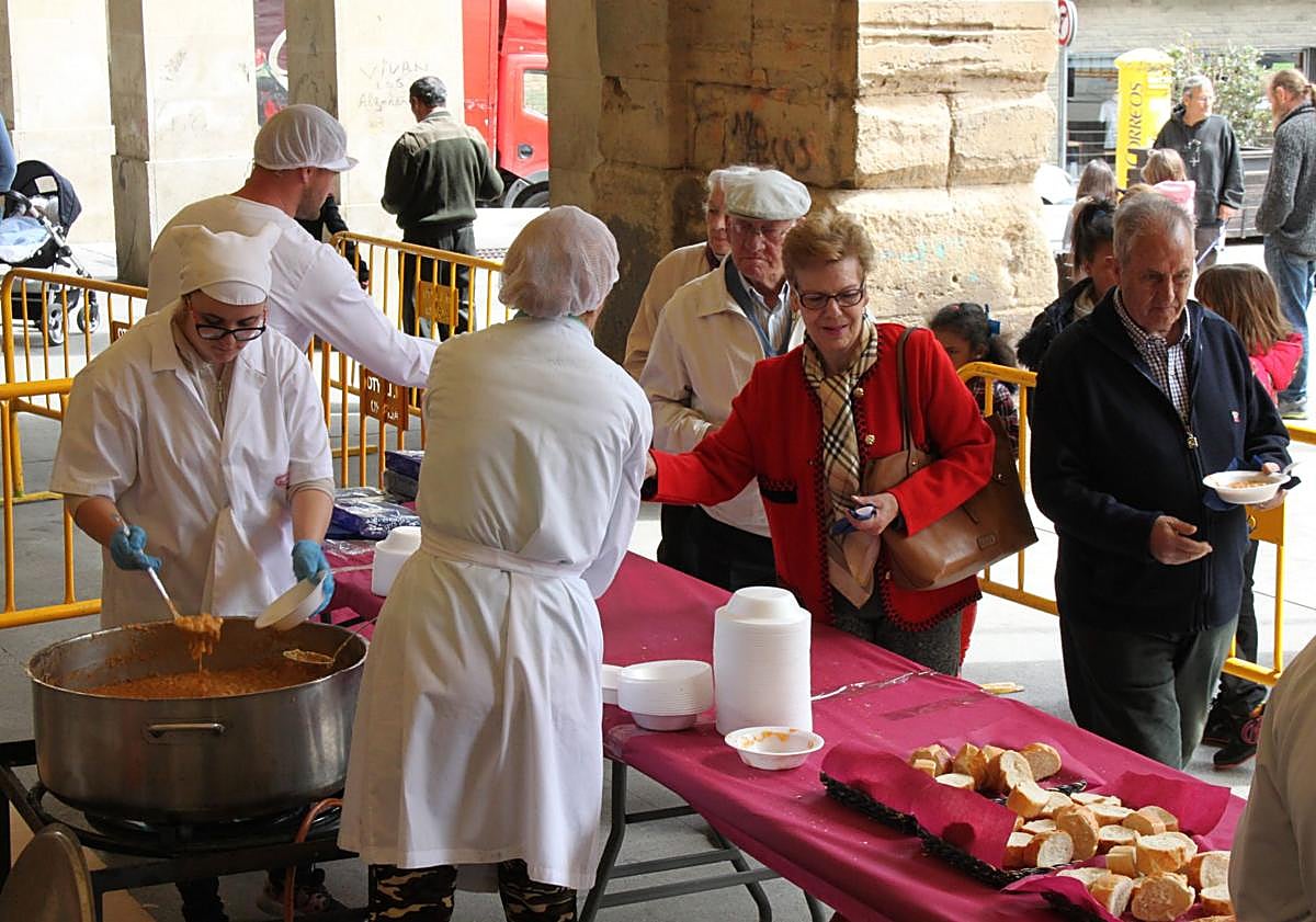 Imagen principal - Arriba, una degustación, junto con unos pinchos de verdura en una barra y el tren turístico. 