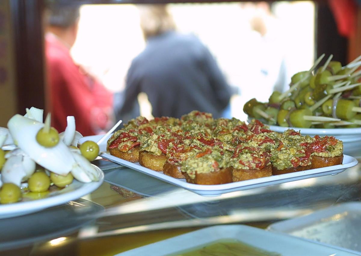 Imagen secundaria 1 - Arriba, una degustación, junto con unos pinchos de verdura en una barra y el tren turístico. 