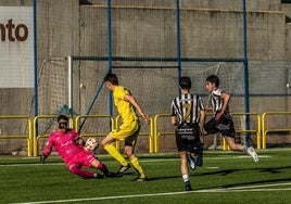 Raúl Guillamón intenta atajar el disparo de Alejandro.