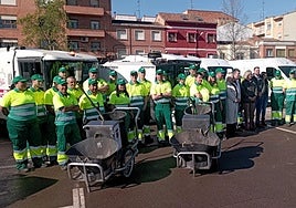 Mónica Arceiz, junto a David Antoñanzas y Juan Montes, en el centro, con el personal de la plantilla de FCC y los nuevos equipos.