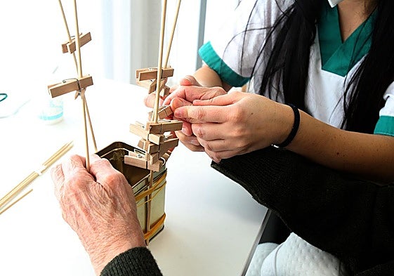 Imagen del trabajo con un mayor en una residencia de ancianos.