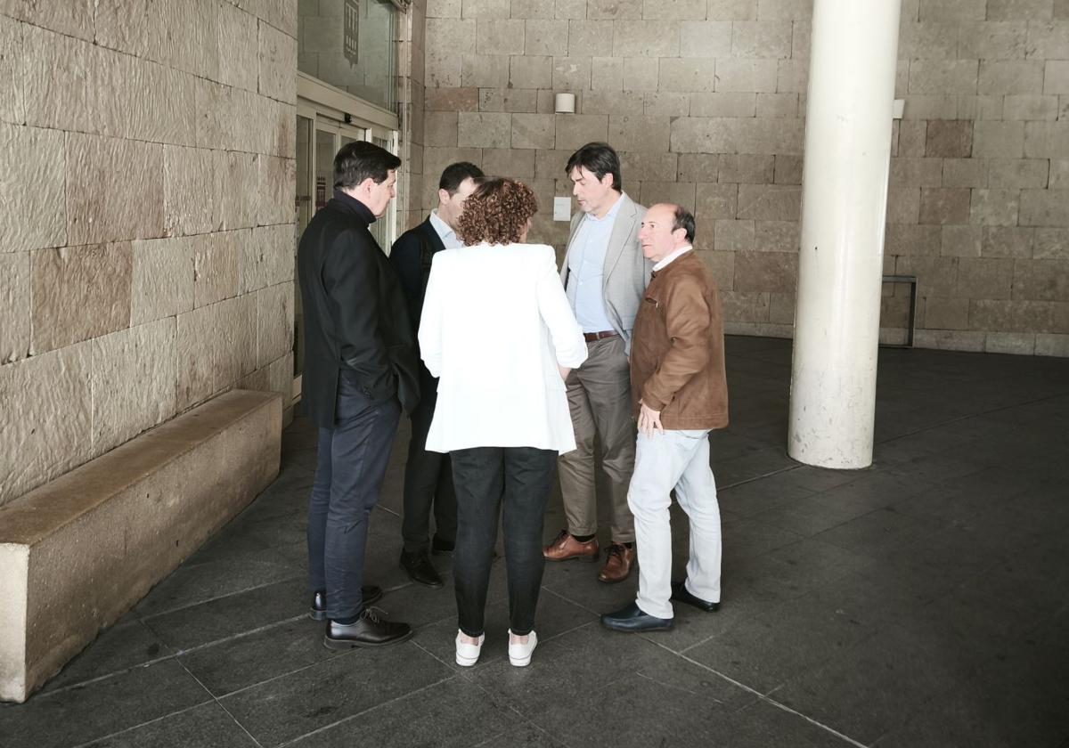Luis Alonso charla con Kilian Cruz y María Marrodán, en la puerta del Ayuntamiento, este martes tras su comparecencia urgente.