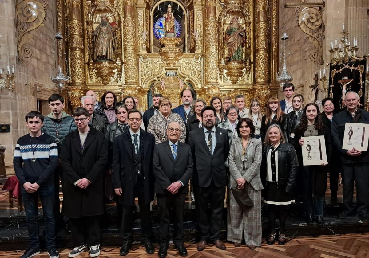 La Santa Vera Cruz de Haro impone sus medallas y diplomas