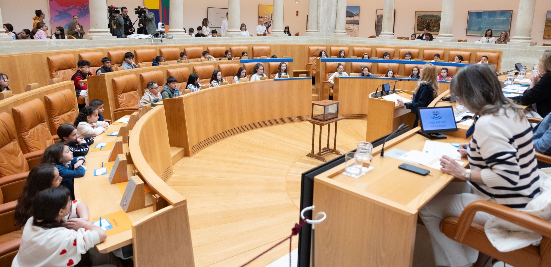Alumnos riojanos se convierten en diputados por un día