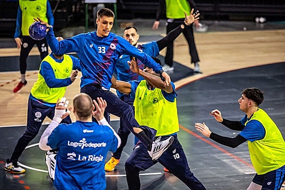 Andrej Pergel busca el cruce de Josip Zaja en un entrenamiento del Ciudad de Logroño.