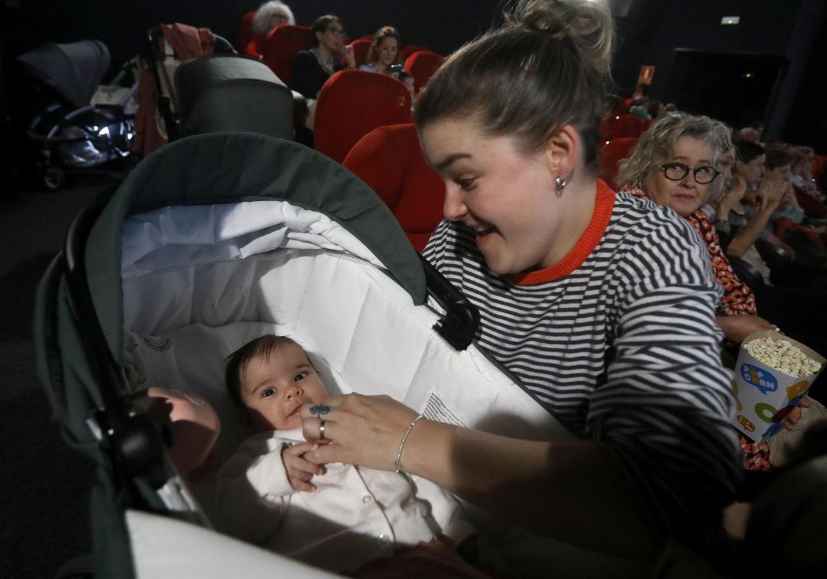 Lucía Hernáez, ya sentada en su butaca, junto a Gloria, su hija de tres meses.