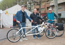 David Macho, a la izquierda, posa junto a los anguianejos Mateo Díez y José Félix Quintanar durante la presentación del reto solidario.