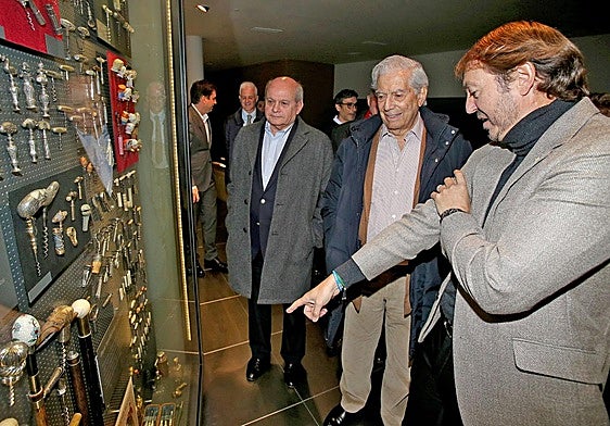 Mario Vargas Llosa y Pedro Cateriano atienden las explicaciones de Santiago Vivanco sobre la colección de sacacorchos del Museo Vivanco, en 2019.