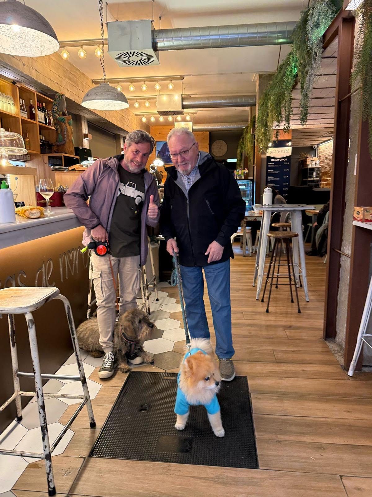 Dos clientes del bar Días de Norte de Logroño con sus perros.