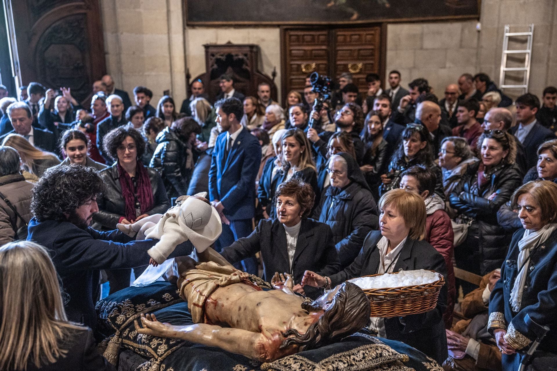 Las imágenes de la limpieza del Cristo yacente