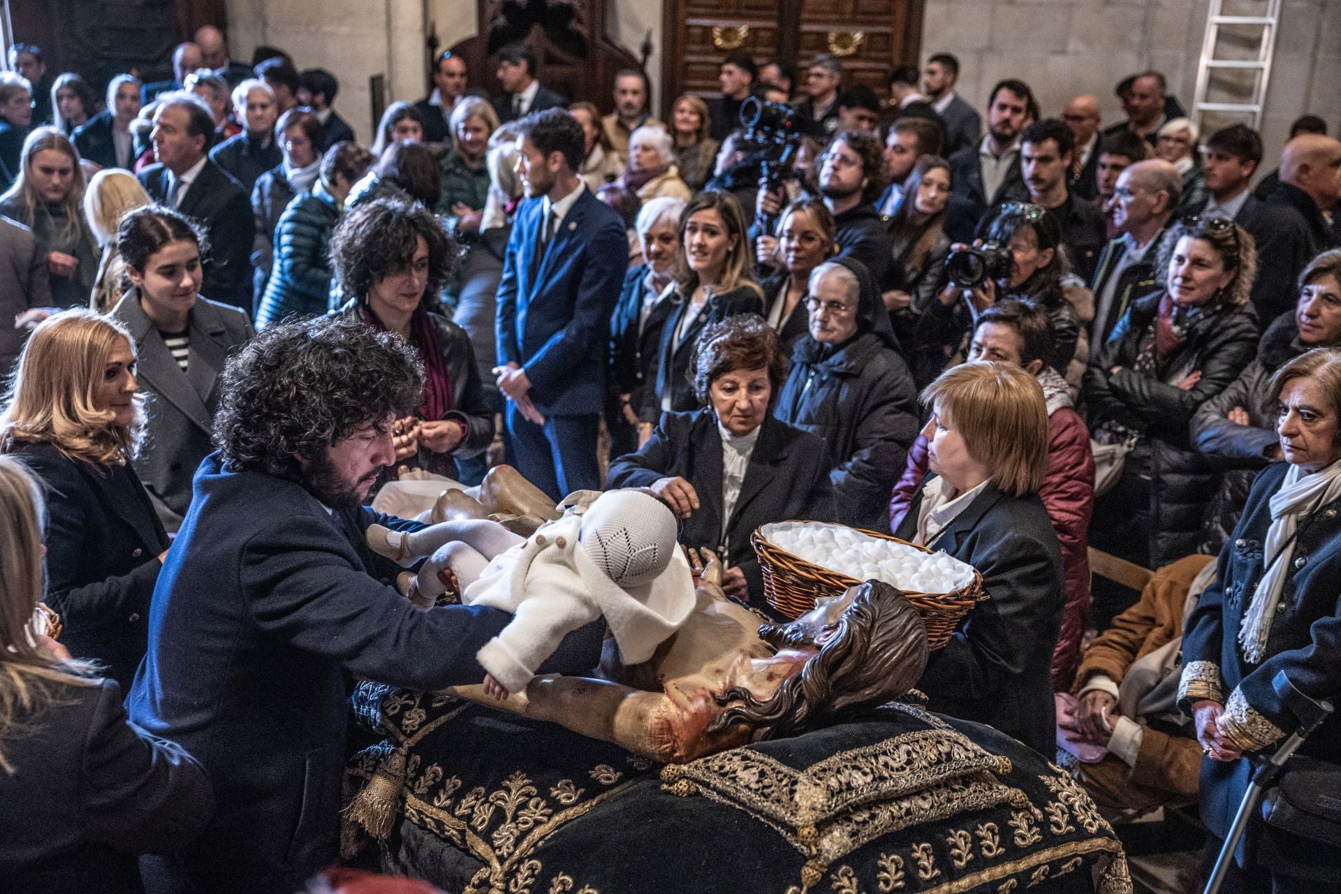 Las imágenes de la limpieza del Cristo yacente