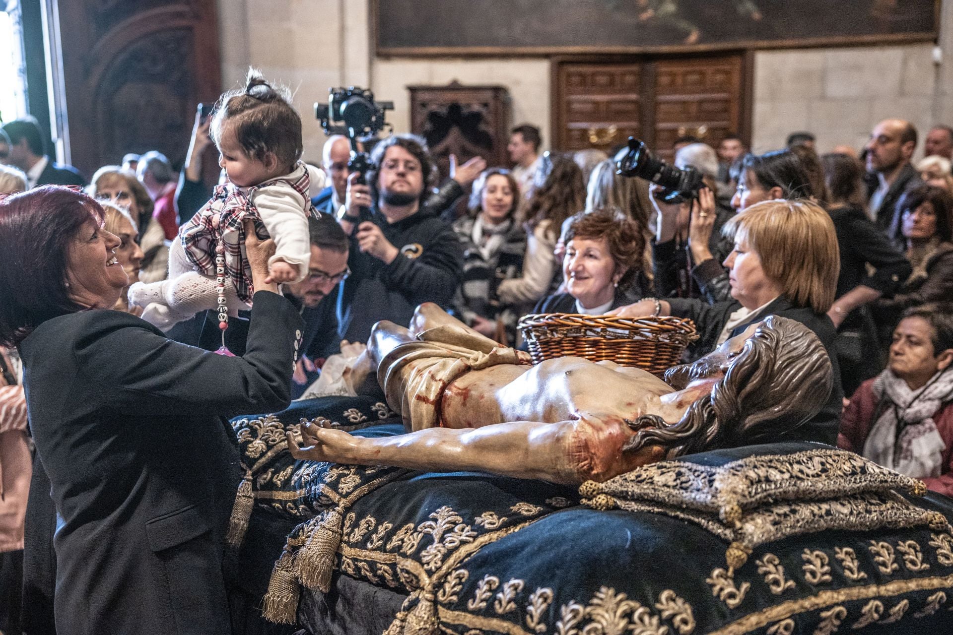 Las imágenes de la limpieza del Cristo yacente