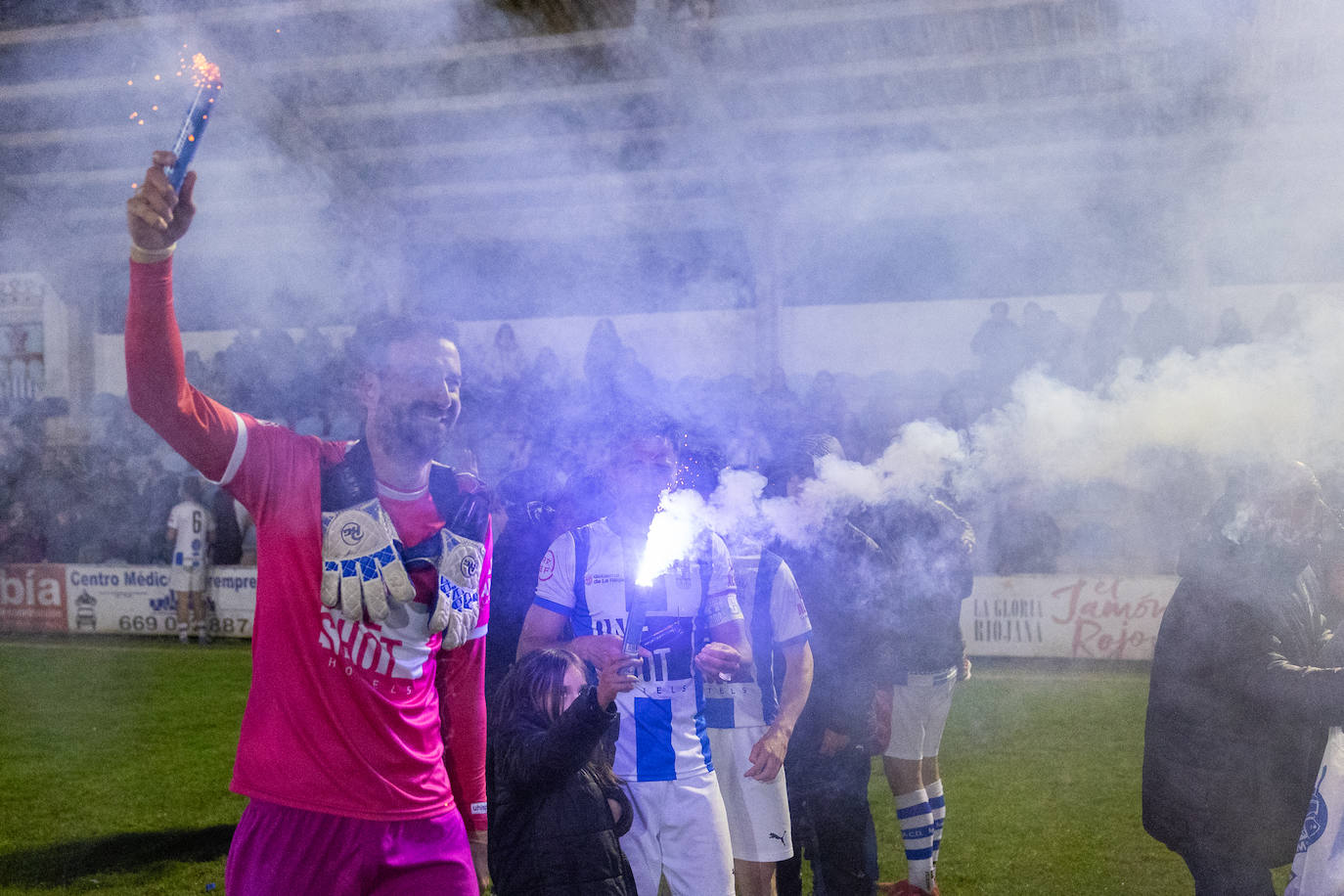 Las imágenes de la celebración del Náxara tras su vuelta a Segunda Federación