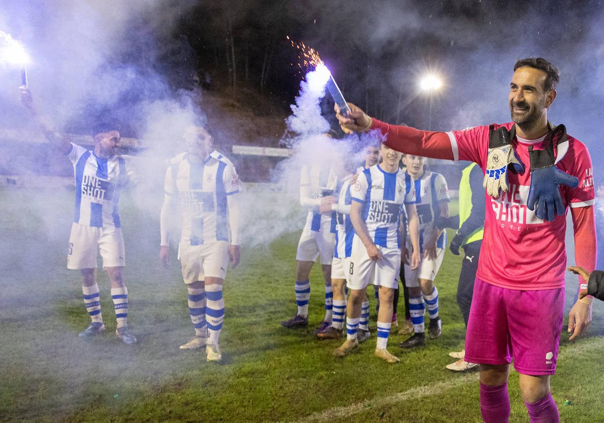 Las imágenes de la celebración del Náxara tras su vuelta a Segunda Federación