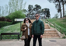 La presidenta de la Asociación de Vecinos, Rosa Calavia, y el tesorero, Ángel Asensio, en una de las entradas del parque que da nombre al barrio, el de los Enamorados.