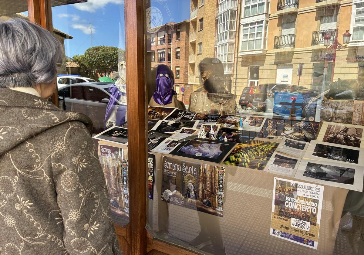 El escaparate de Viela acoge un recorrido por los carteles de la Semana Santa jarrera