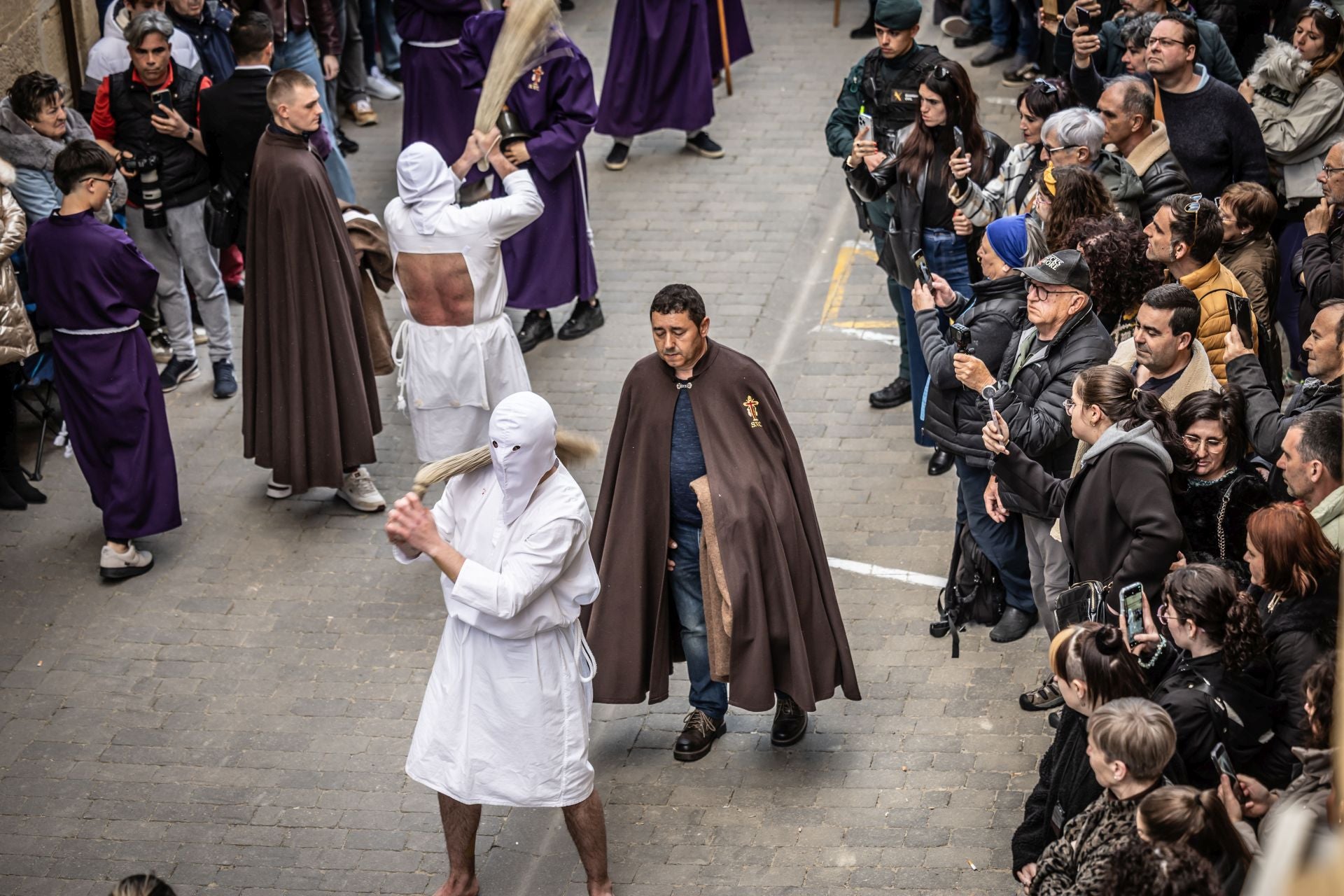 El recorrido de los penitentes de San Vicente, en imágenes