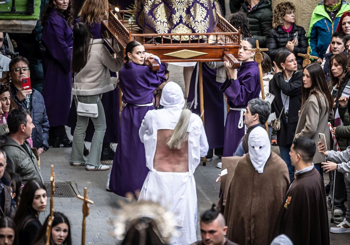 Imagen principal - La penitencia vuelve a San Vicente