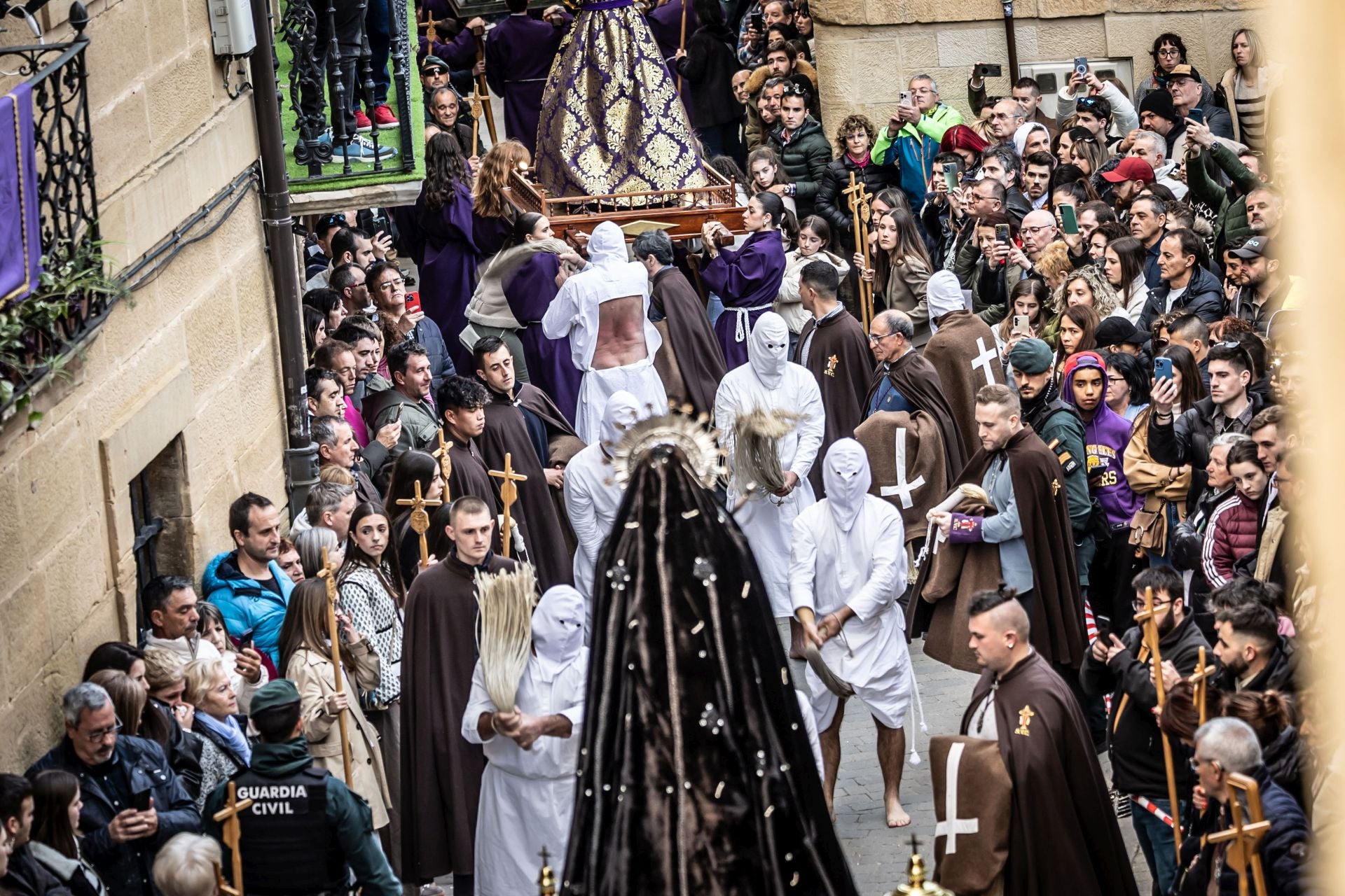 El recorrido de los penitentes de San Vicente, en imágenes