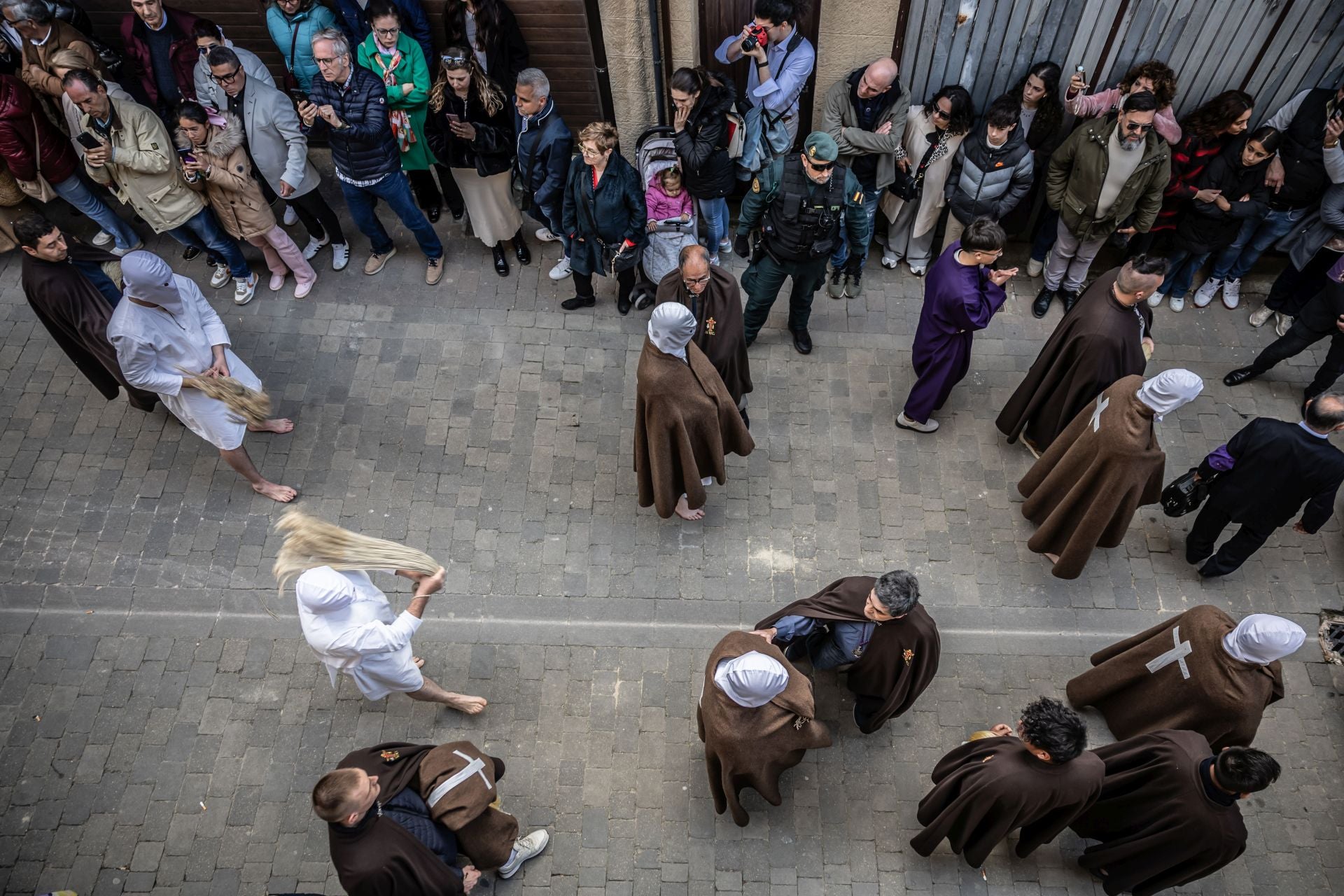 El recorrido de los penitentes de San Vicente, en imágenes