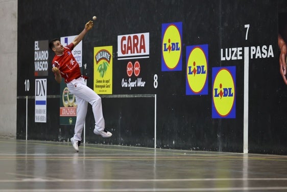 Darío se defiende de aire desde el cuadro siete, en la fase final del partido.