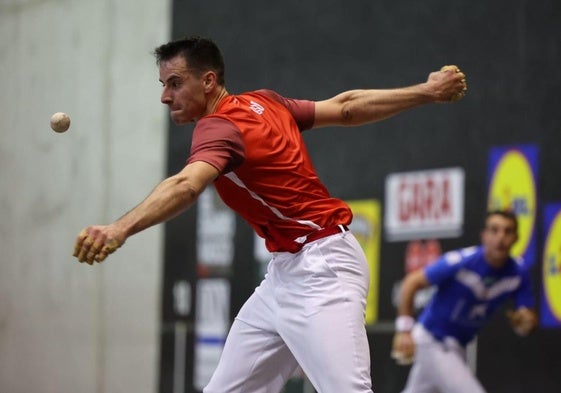 Darío pone la pelota en juego con Larrazabal al fondo.