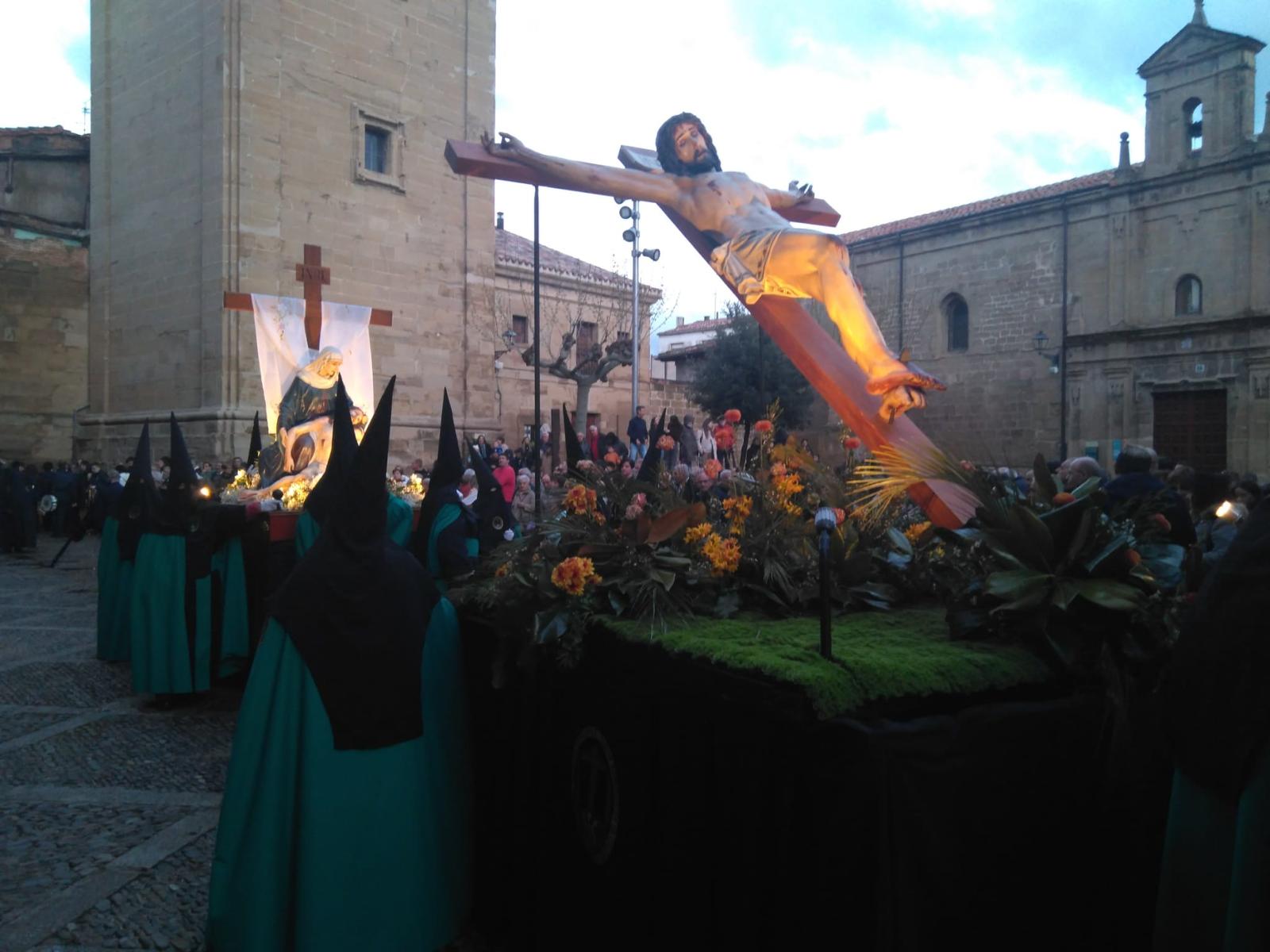 Los pasos Cristo Crucificado y La Piedad antes de que empezara a llover.