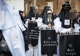 Los cofrades portan las Siete Palabras de Jesús en el Calvario.