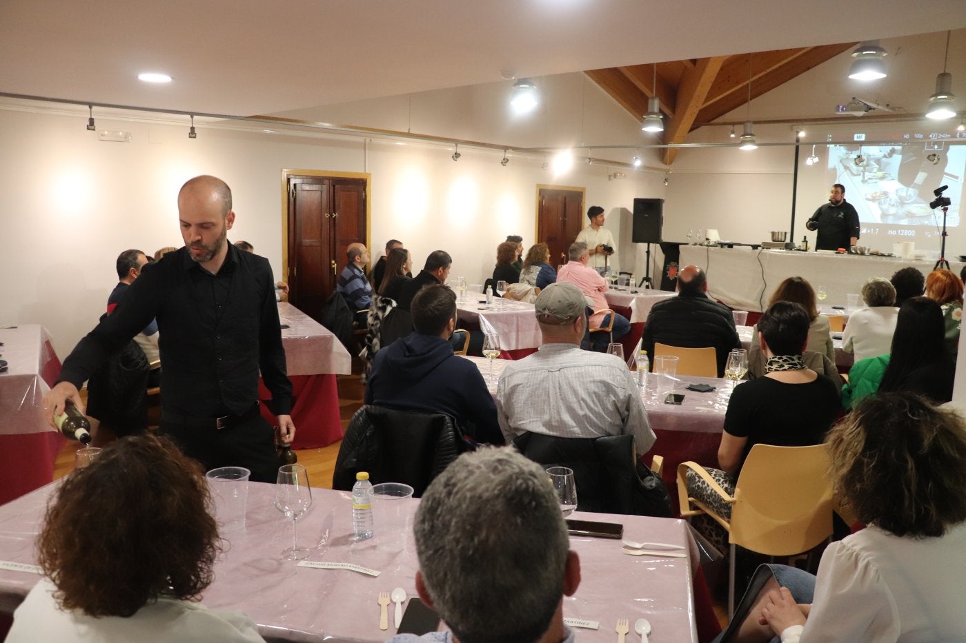 El público cató varios vinos alfareños a la par que Vicente Ursúa elaboraba tres platos en directo.