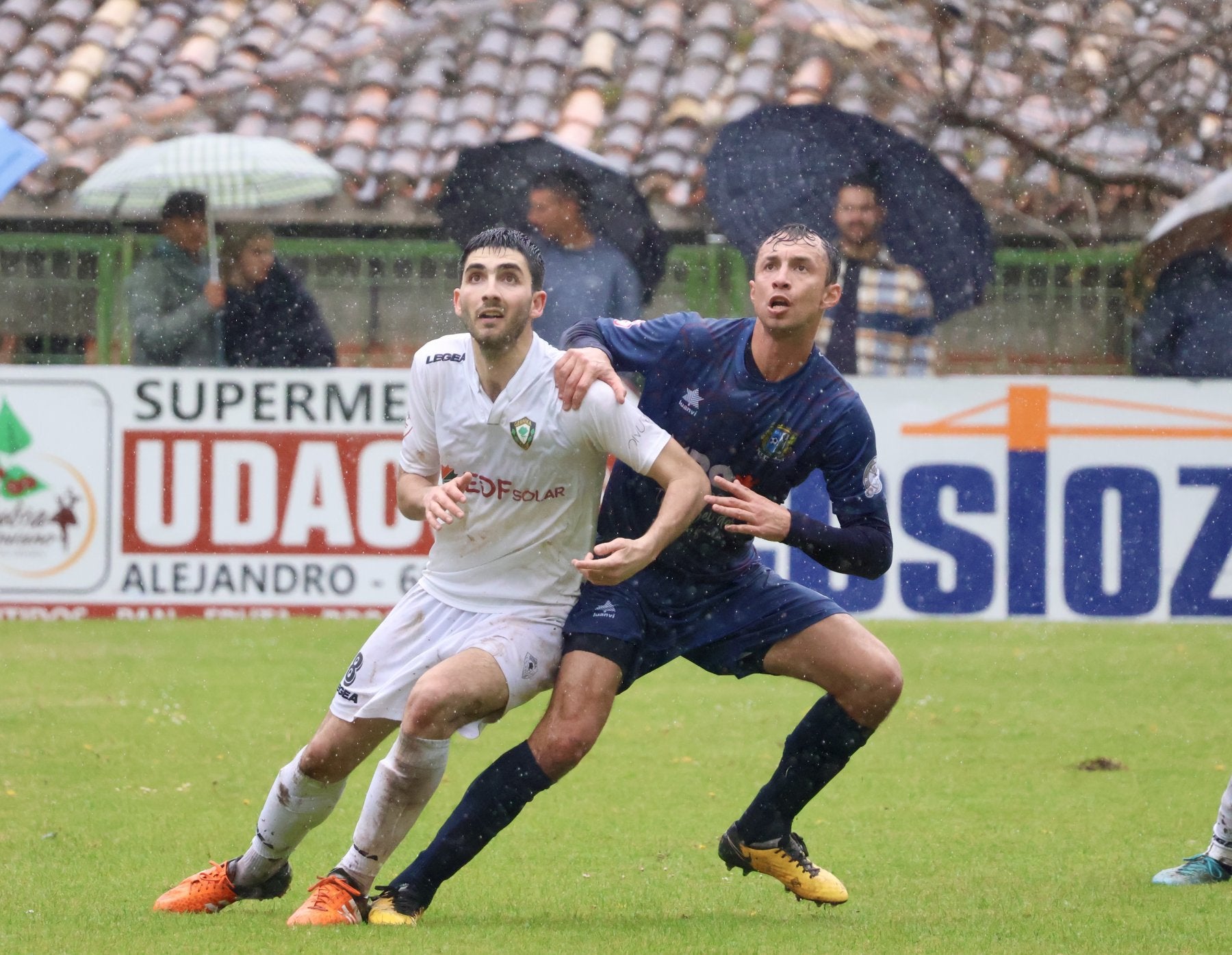 Voltarel presiona por hacerse con el balón ante el Gernika.
