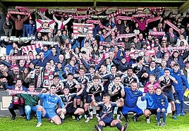 Los jugadores de la SD Logroñés celebran con sus aficionados la importante victoria lograda en Tudela.