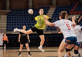 Blanca Benítez busca el lanzamiento ante el Granollers.