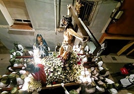 El Santo Entierro de Calahorra: 16 pasos y 42 peldaños superados a fuerza de Fe