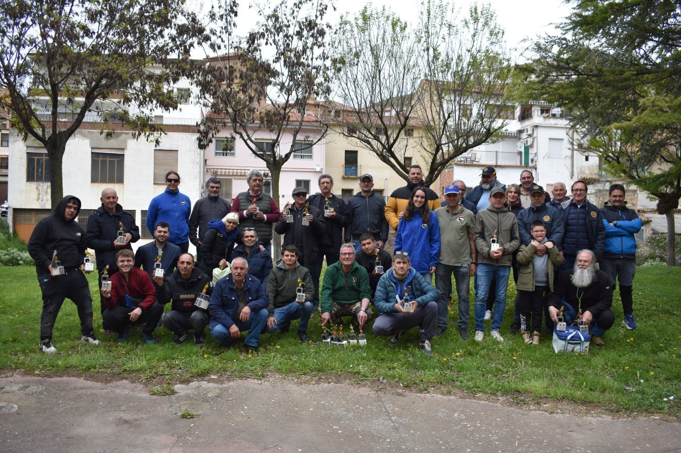 Parte de los concursantes con sus premios, jueces de la Focse y miembros de la Asociación de Silvestristas de La Rioja 'La Cardelina'.
