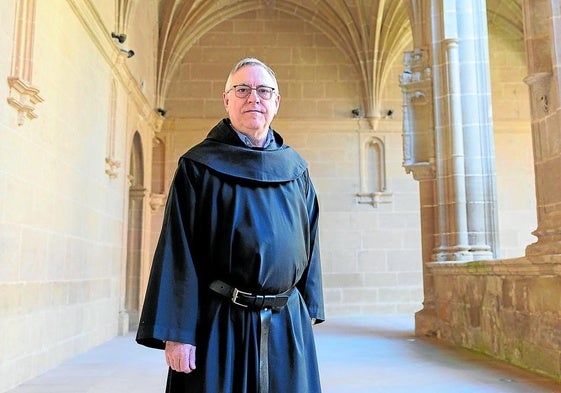 José Ramón Pérez Sáenz, prior de Yuso, en el claustro del monasterio
