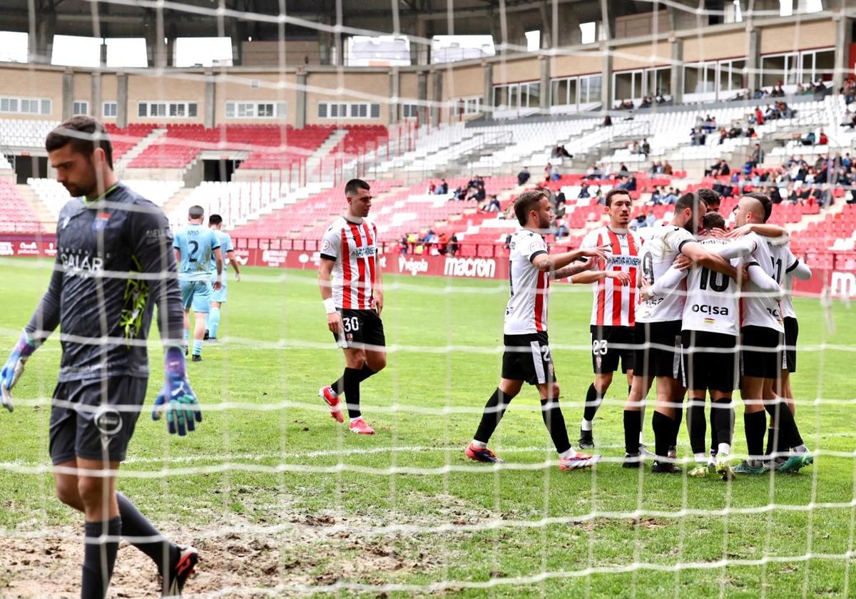 Los jugadores de la UD Logroñés celebran su primer gol.