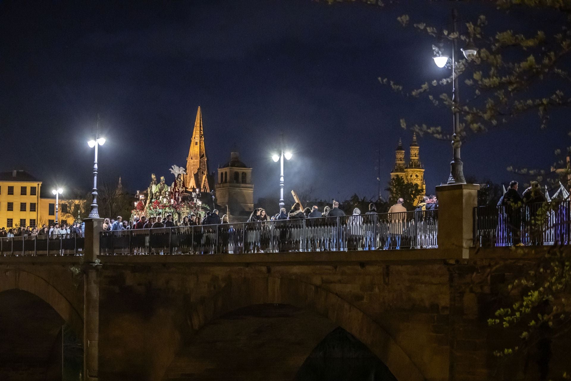 El Cautivo cruza el puente de Piedra antes de concluir su recorrido en la iglesia de San Antonio de Padua. 