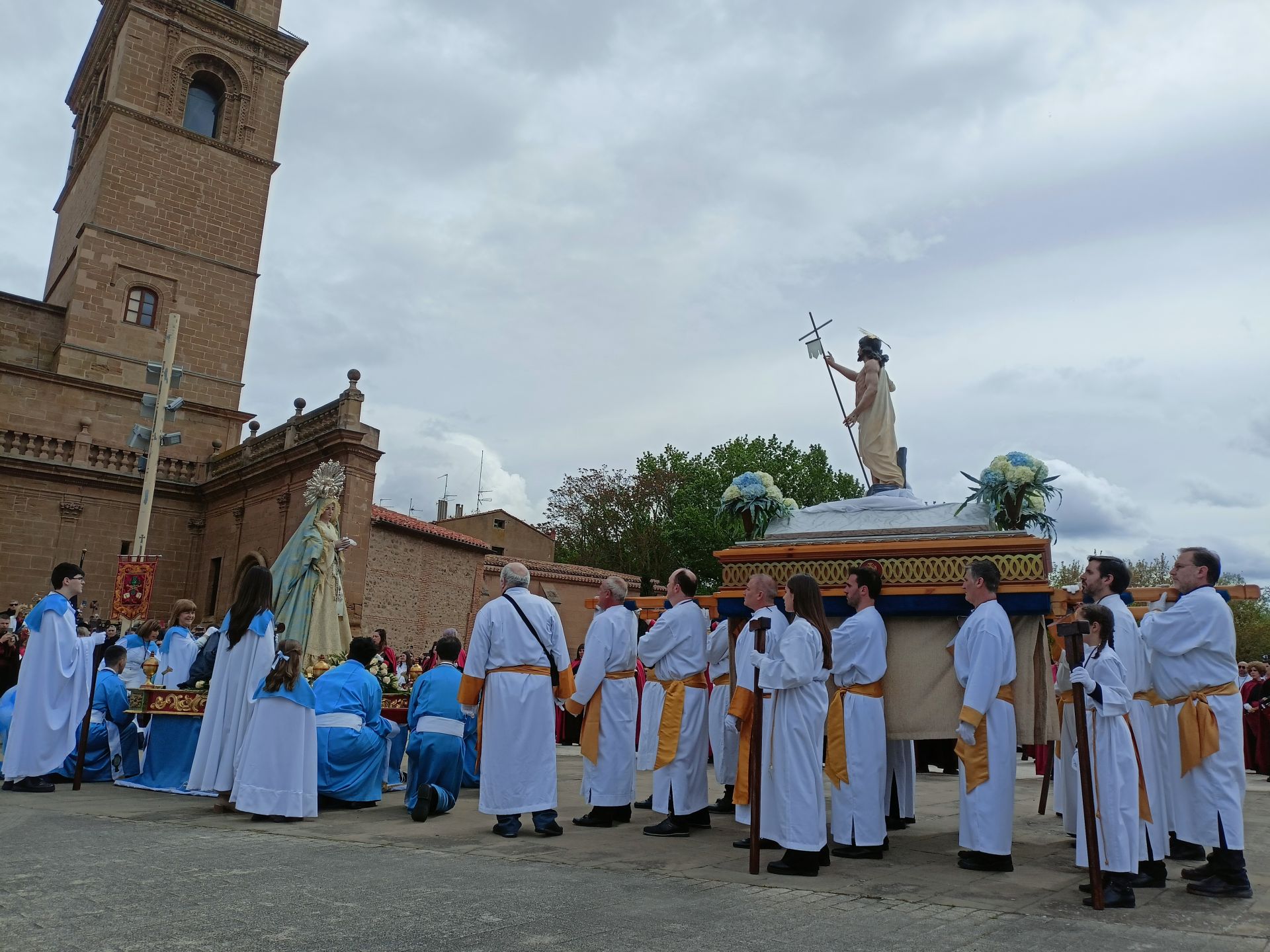 Encuentro de la virgen y el Cristo Resucitado.