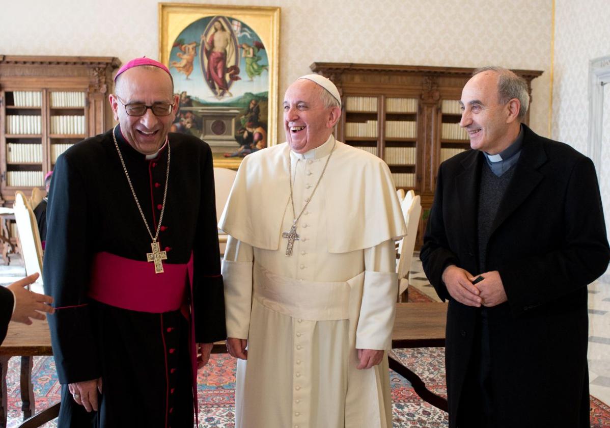 Omella, con el papa Francisco, en una visita al Vaticano cuando era obispo de Calahorra y La Calzada-Logroño. A la derecha, Vicente Robredo, vicario general de la diócesis riojana