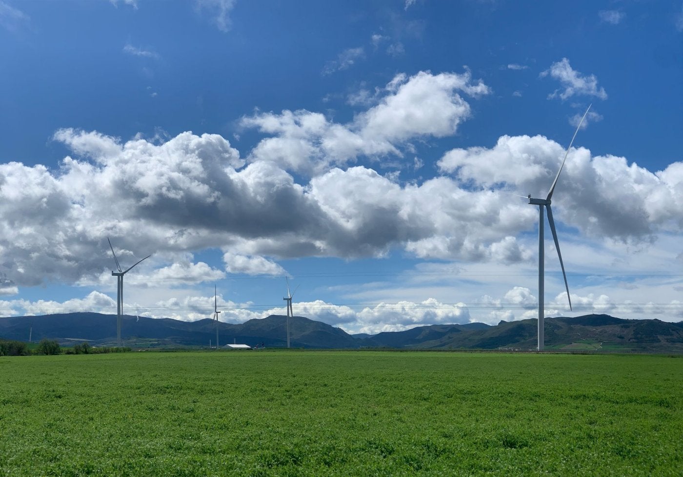 Cuatro de los once nuevos aerogeneradores que se están instalando con los parques Jubera I y II.