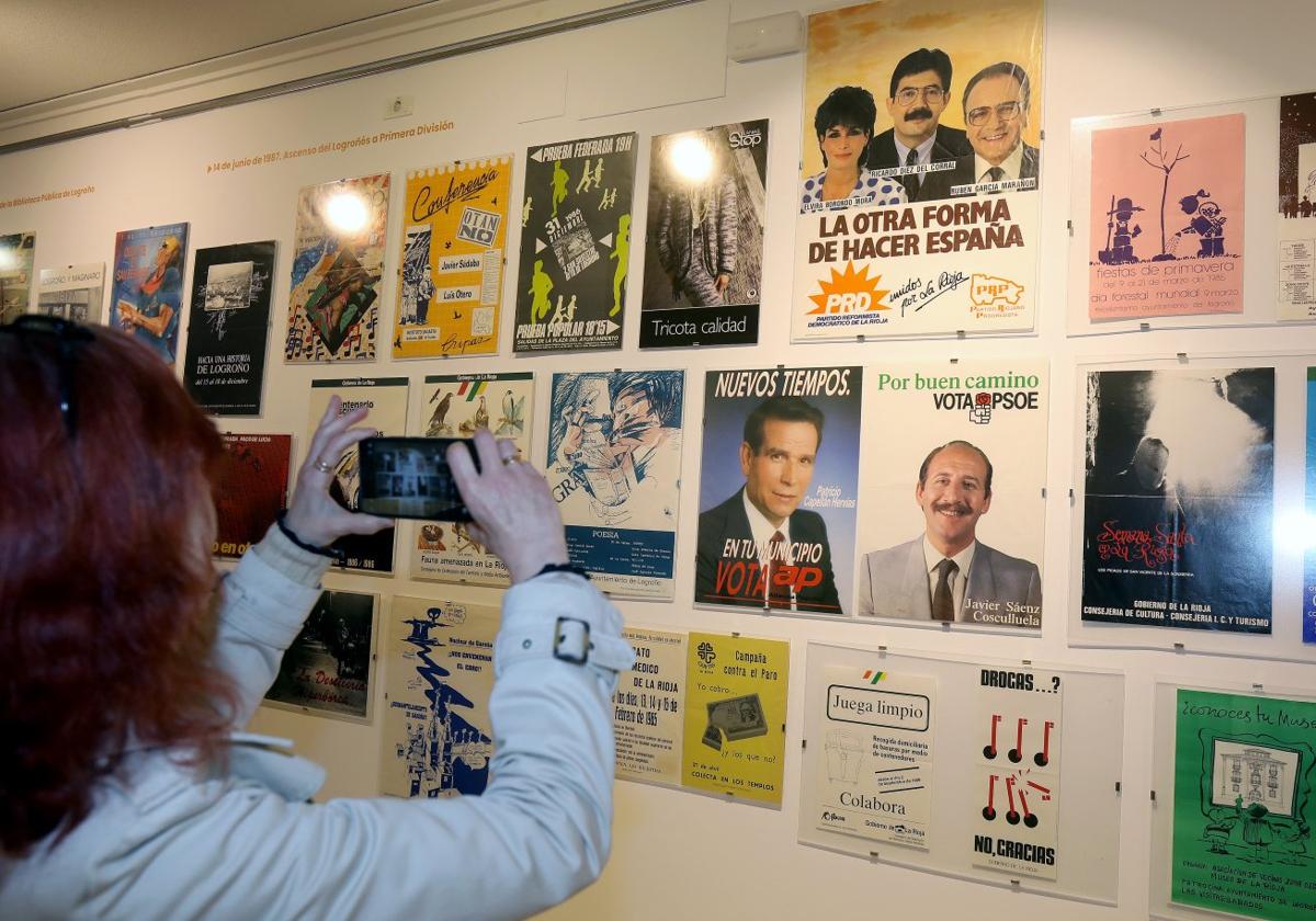 Detalle de la exposición 'Los 80. En el depósito', recién inaugurada en la Biblioteca de La Rioja.