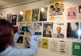 Detalle de la exposición 'Los 80. En el depósito', recién inaugurada en la Biblioteca de La Rioja.