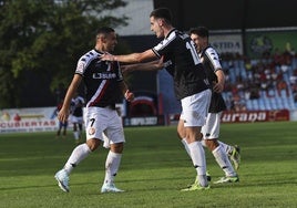 Pau Miguélez y Álvaro celebran un gol de la SDL en La Planilla.