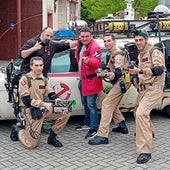 Rubén Benítez y Marc Bayé junto a los 'cosplayers' disfrazados de cazafantasmas.