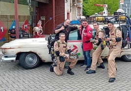 Rubén Benítez y Marc Bayé junto a los 'cosplayers' disfrazados de cazafantasmas.