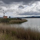 Pantano Estanca Perdiguero de la Comunidad General de Regadíos de Calahorra, con el nuevo poste del sistema de emergencia a la izquierda.