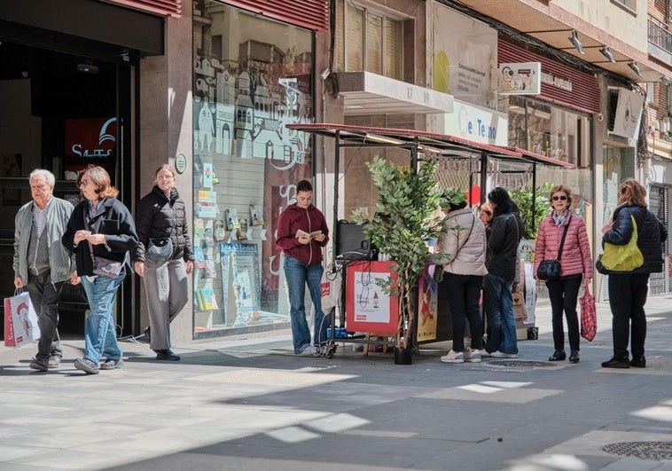 Curioseando libros en el mostrador que Santos Ochoa sacó ayer a la calle Calvo Sotelo.