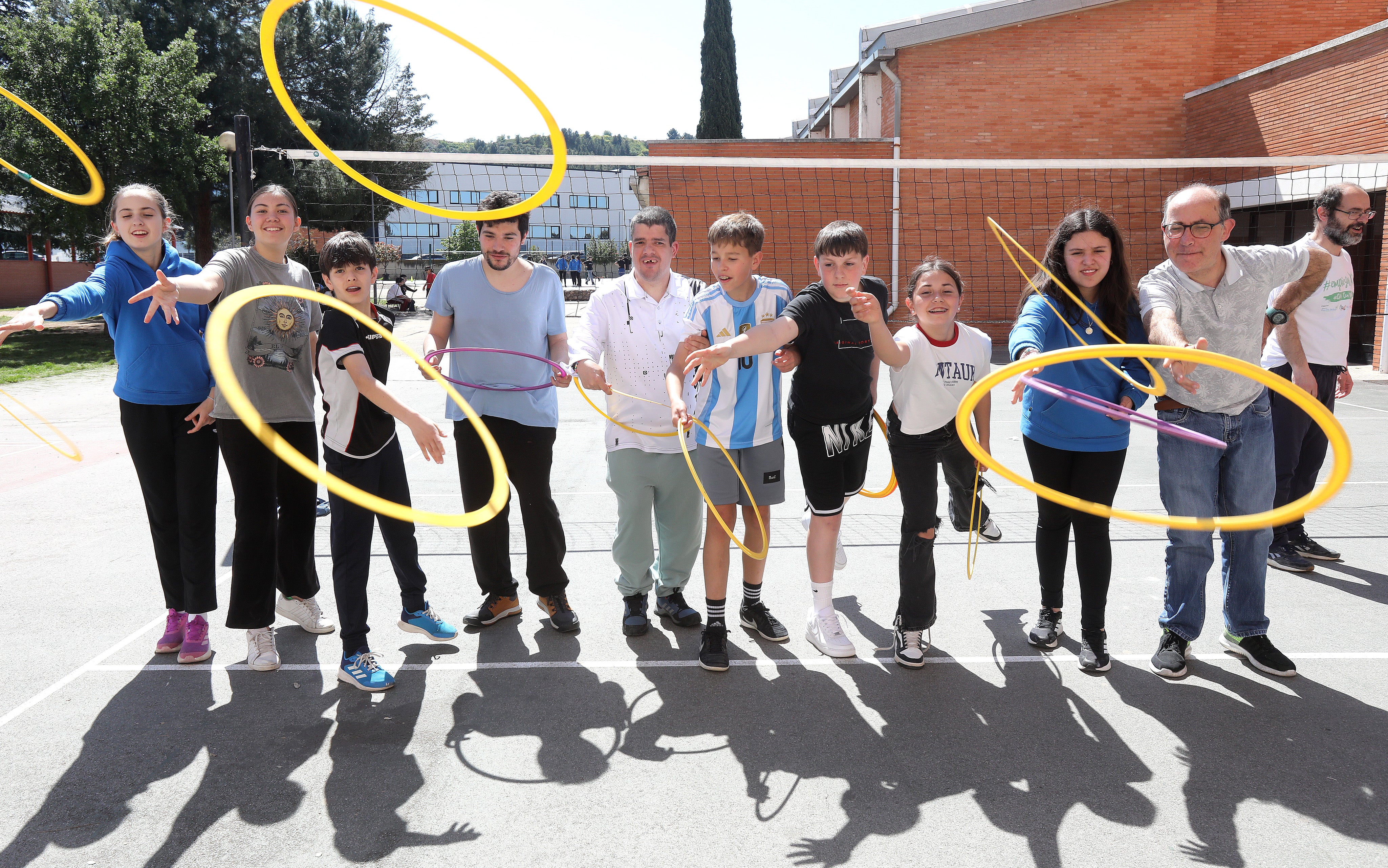 Alumnos de Marianistas y usuarios de Asprodema practican educación física codo con codo en el colegio de Logroño.